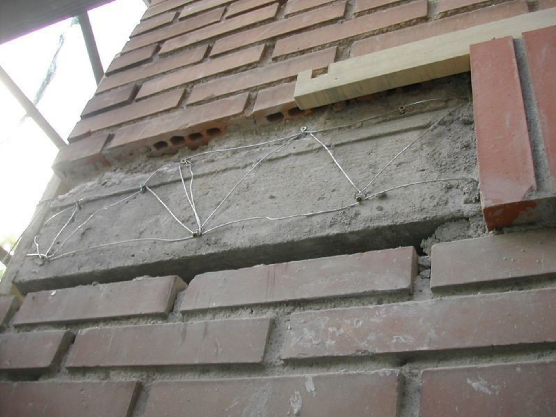 Reparación de ladrillos de fachada con andamios