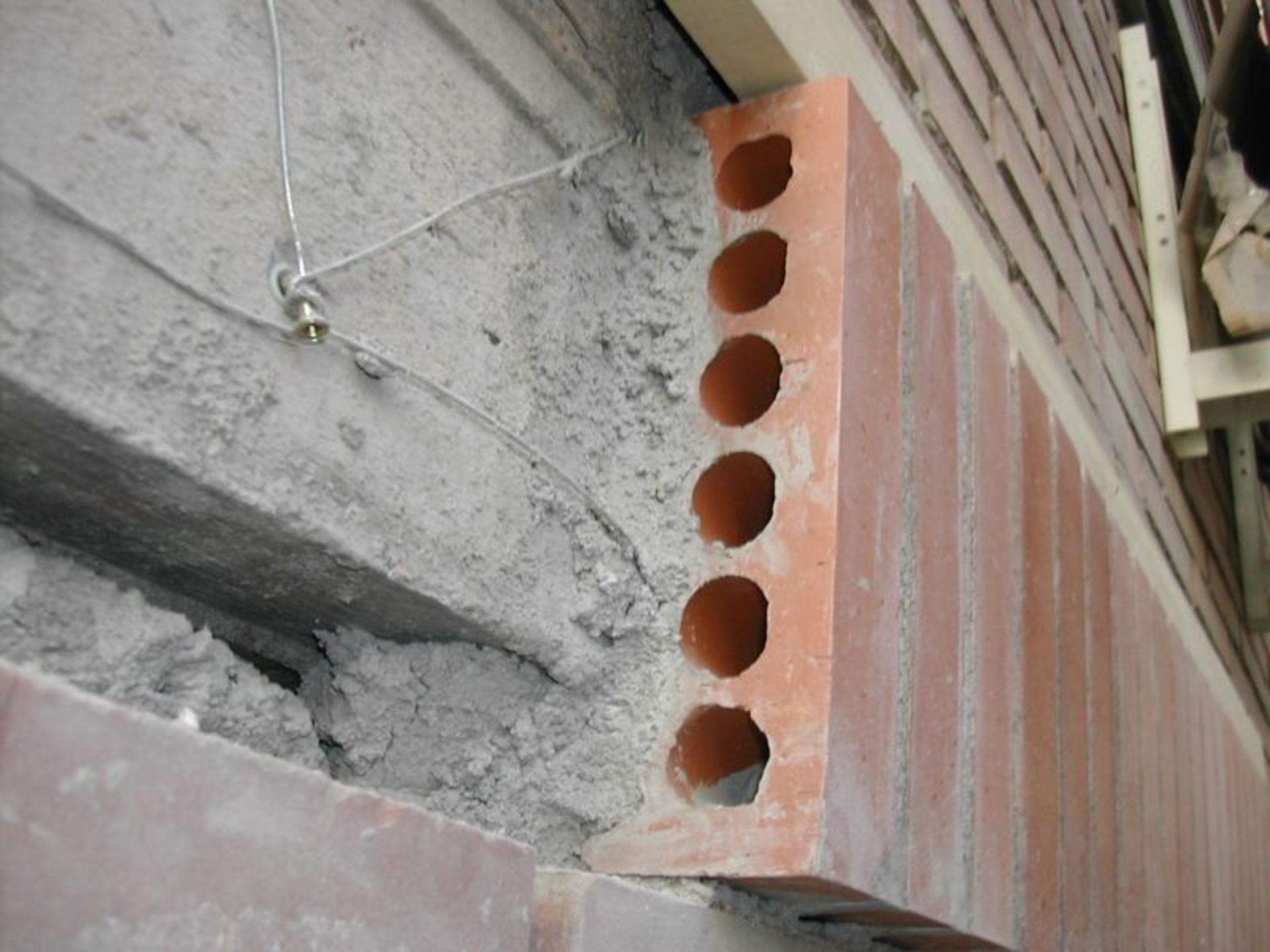 Reparación de ladrillos de fachada con andamios
