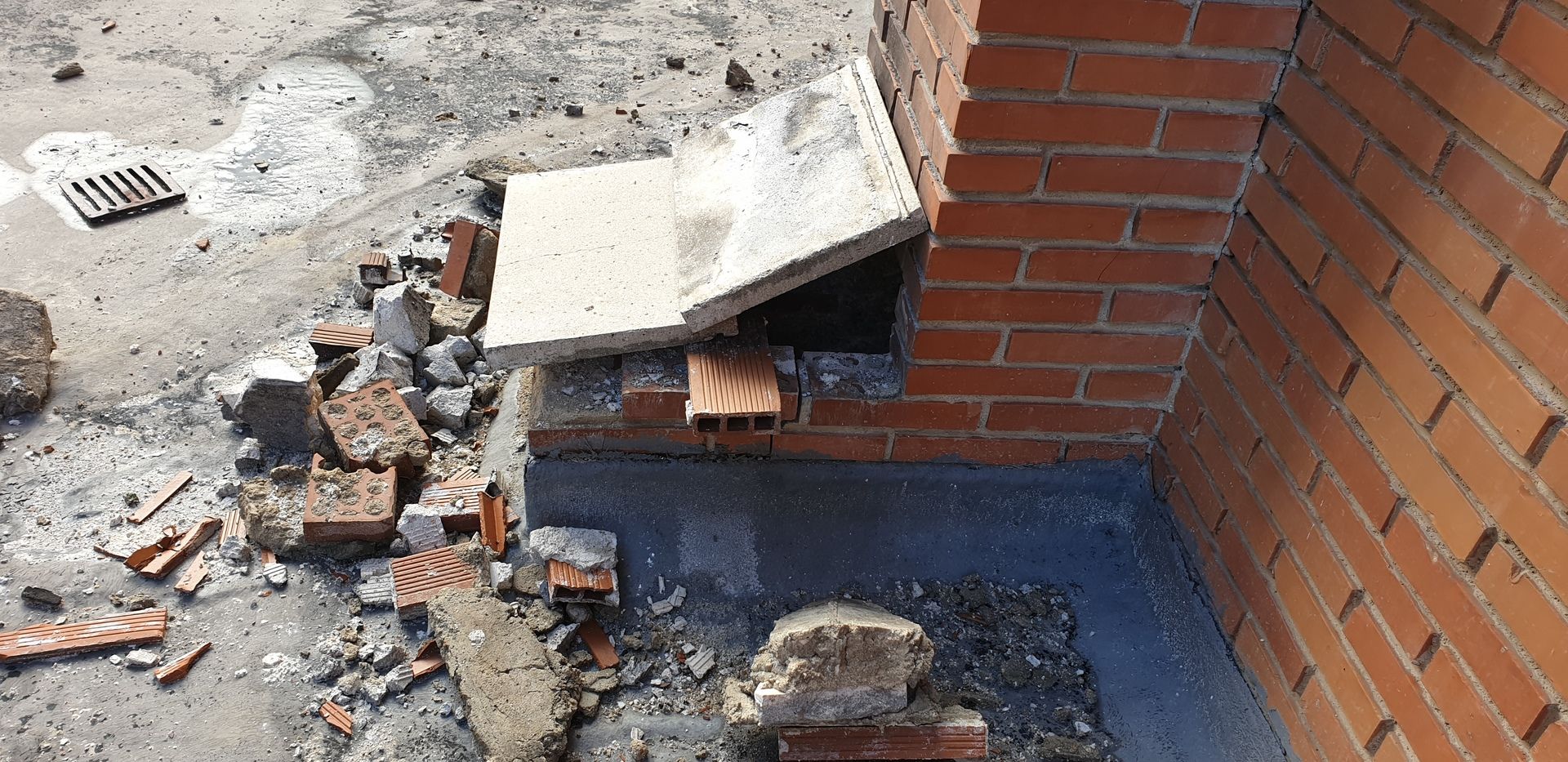 Demolición de chimenea en bloque de viviendas