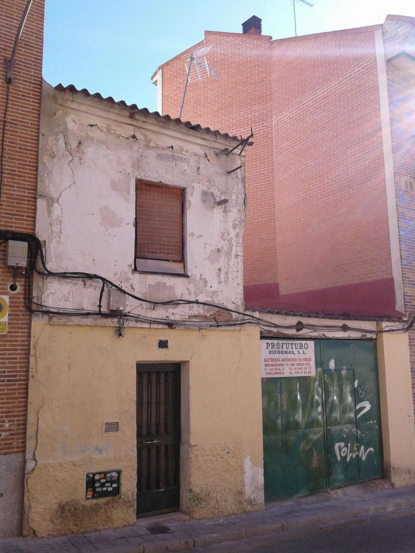 Demolición de vivienda antigua en Fuenlabrada